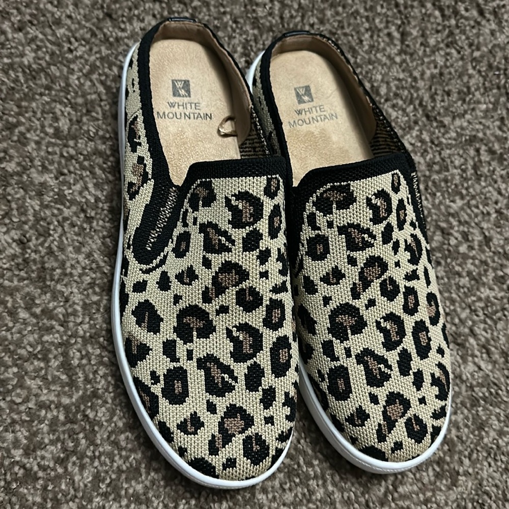 White mountain cheetah print slides